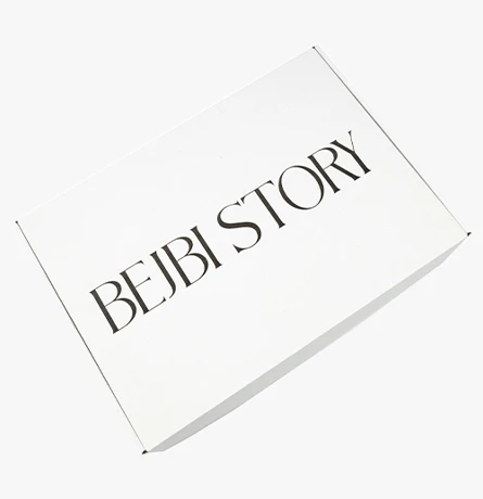 białe pudełko fasonowe z logo marki - zatrzymaj uwagę klienta na marce